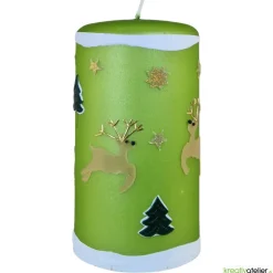 grüne Weihnachtskerze mit Rentieren, Tannen und Sternen