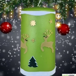 grüne Weihnachtskerze mit Rentieren, Tannen und Sternen