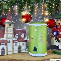 grüne Weihnachtskerze mit Rentieren, Tannen und Sternen