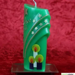 grüne Weihnachtskerze mit Kerzen und Sternen - ovale Formenkerze mit Bogenmotiv, verziert