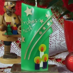 grüne Weihnachtskerze mit Kerzen und Sternen - ovale Formenkerze mit Bogenmotiv, verziert