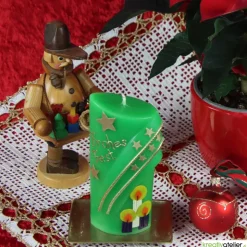 grüne Weihnachtskerze mit Kerzen und Sternen - ovale Formenkerze mit Bogenmotiv, verziert