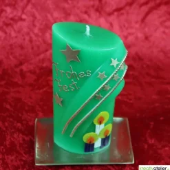 grüne Weihnachtskerze mit Kerzen und Sternen - ovale Formenkerze mit Bogenmotiv, verziert