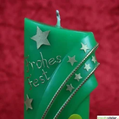 grüne Weihnachtskerze mit Kerzen und Sternen - ovale Formenkerze mit Bogenmotiv, verziert