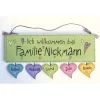 grünes Willkommensschild für Familien personalisiert mit Name, Türschild aus Holz mit bunte Herzanhänger - exklusives Design, wetterfeste Bemalung, hochwertig in Ausführung