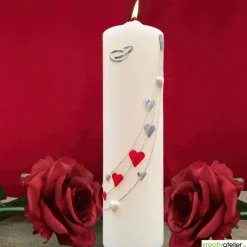 Große Hochzeitskerze Herzreigen in Elfenbein mit silbernen Herzen und Eheringen, personalisierbar, edle Hochzeitsdeko