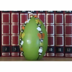 große Ostereikerze in grün mit doppelter, frühlingshafter Blumenranke verziert