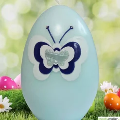 große Ostereikerze in hellblau mit Schmetterling in blau-weißem Verzierwachs