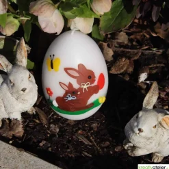 große Ostereikerze in weiß mit Hasenmutter, Hasenkind und bunten Ostereiern verziert, Osterdeko, Ostergeschenk