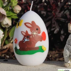 große Ostereikerze in weiß mit Hasenmutter, Hasenkind und bunten Ostereiern verziert, Osterdeko, Ostergeschenk