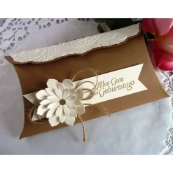 Große Pillowbox/Verpackung zum Geburtstag in braun/creme