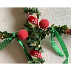 Großer weihnachtlicher Friesenbaum mit Dekorationselementen in Rot und Gold