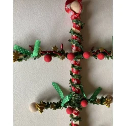 Großer weihnachtlicher Friesenbaum mit Dekorationselementen in Rot und Gold