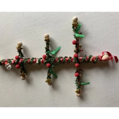 Großer weihnachtlicher Friesenbaum mit Dekorationselementen in Rot und Gold