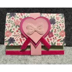 Grußkarte, Handarbeit mit Banderole, Motiv: Herz, Blumen