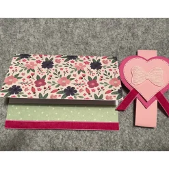 Grußkarte, Handarbeit mit Banderole, Motiv: Herz, Blumen