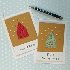Grußkarte Weihnachten Häuschen im Schneegestöber gehäkelt und gestickt mit Wunschtext