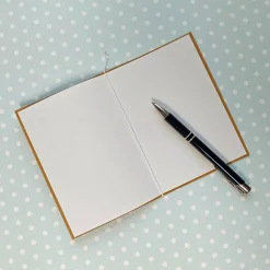 Grußkarte Weihnachten Häuschen im Schneegestöber gehäkelt und gestickt mit Wunschtext