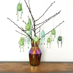 Grumpy Frog. Da wird Ostern wird garantiert mürrisch! Osterdeko, hängender Frosch