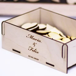 Gästebuch Hochzeit Rahmen personalisiert mit Namen & Datum, 100 gravierte Holzherzen, 35x45 cm, inkl. Holzkiste