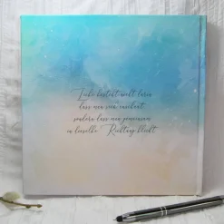 Gästebuch zur Hochzeit personalisiert mit Name, Spruch und Datum; Aquarell-Hintergrund in Himmelblau und Vanille, Kalligraphie und Handlettering, Hochzeitsgeschenk, Geschenkidee, Hochzeitsgästebuch, Hochzeitsbuch, individualisiert