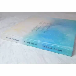 Gästebuch zur Hochzeit personalisiert mit Name, Spruch und Datum; Aquarell-Hintergrund in Himmelblau und Vanille, Kalligraphie und Handlettering, Hochzeitsgeschenk, Geschenkidee, Hochzeitsgästebuch, Hochzeitsbuch, individualisiert