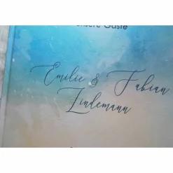 Gästebuch zur Hochzeit personalisiert mit Name, Spruch und Datum; Aquarell-Hintergrund in Himmelblau und Vanille, Kalligraphie und Handlettering, Hochzeitsgeschenk, Geschenkidee, Hochzeitsgästebuch, Hochzeitsbuch, individualisiert