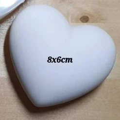 Göttlicher Schutz: Herzförmiger Stein mit Motiv 'Jesus ist da