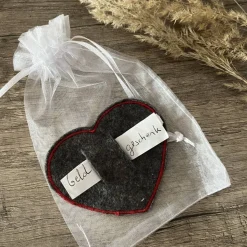 Gutscheinhalter Wunscherfüller / HERZ in Organzasäckchen / Geldgeschenk / Farbwahl personalisierbar Wollfilz