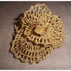 Haarschmuck Handgeklöppelte Blüte goldfarben Brautschmuck für goldene Hochzeit Klöppelspitze Handarbeit