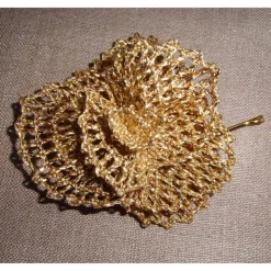 Haarschmuck Handgeklöppelte Blüte goldfarben Brautschmuck für goldene Hochzeit Klöppelspitze Handarbeit