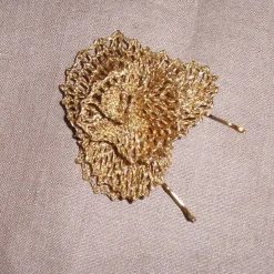 Haarschmuck Handgeklöppelte Blüte goldfarben Brautschmuck für goldene Hochzeit Klöppelspitze Handarbeit