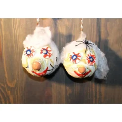 Halloweendeko KUGELMUMIEN – Handgemachte Mumien aus Kunststoffkugeln für Deine Halloweenparty