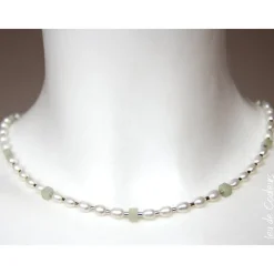 Halskette in Weiß aus Süßwasserzuchtperlen sowie Amazonit-Würfelchen in Lindgrün, auch als Brautschmuck, Accessoire