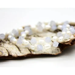 Halskette in Weiß aus Süßwasserzuchtperlen sowie Chalcedon-Würfelchen in Aquablau, auch als Brautschmuck, Accessoire