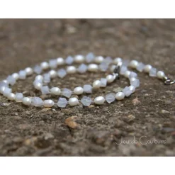 Halskette in Weiß aus Süßwasserzuchtperlen sowie Chalcedon-Würfelchen in Aquablau, auch als Brautschmuck, Accessoire