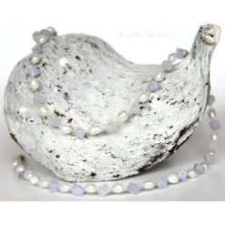 Halskette in Weiß aus Süßwasserzuchtperlen sowie Chalcedon-Würfelchen in Aquablau, auch als Brautschmuck, Accessoire