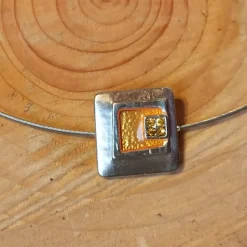 Halsreif mit Emaille-Anhänger orange