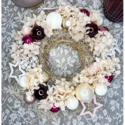 Haltbares Adventsgesteck mit Windlichtglas in kräftigen Beeren-, und rosatöne