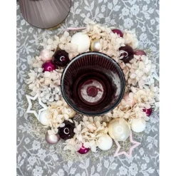 Haltbares Adventsgesteck mit Windlichtglas in kräftigen Beeren-, und rosatöne