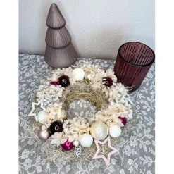 Haltbares Adventsgesteck mit Windlichtglas in kräftigen Beeren-, und rosatöne