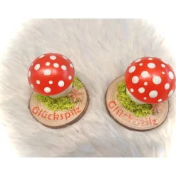 Handbemalter Fliegenpilz aus Keramikgips auf Holzscheibe – Glückspilz Tischdeko Geschenk, Herbstdeko Pilz