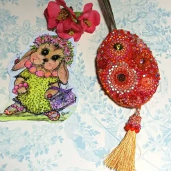 Handbesticktes Unikat-Ornament rot orange – Luxus Perlen-Ei als pompöse Wohndeko & Geschenk