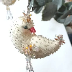 Handbesticktes Vogel Küken Ornament creme weiß – Unikat Osterdeko & Hochzeitsdeko handmade