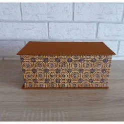 Handgefertigte Geschenkverpackung aus Pappe, Papier und Buchleinen - grafisches Design - beige-braun-schwarz