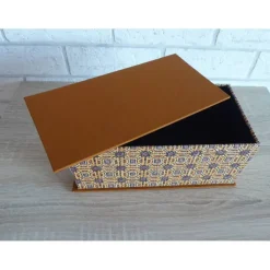 Handgefertigte Geschenkverpackung aus Pappe, Papier und Buchleinen - grafisches Design - beige-braun-schwarz