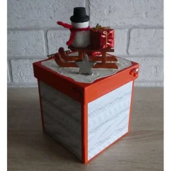 Handgefertigte Geschenkverpackung Schneemann auf Schlitten und Schriftzug Merry Christmas