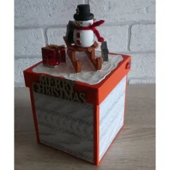 Handgefertigte Geschenkverpackung Schneemann auf Schlitten und Schriftzug Merry Christmas