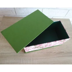 Handgefertigte Geschenkverpackung aus Pappe, Papier und Buchleinen - Kirschblüten