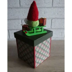 Handgefertigte Geschenkverpackung Wichtel auf Schlitten, Schriftzug Merry Christmas